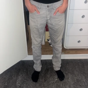 Dondup jeans - Ett par riktigt snygga dondup jeans i grå färg med slitage, färgstänk. Inga defekter så alltså riktigt bra skick!
