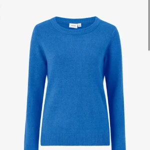 Blå stickad tröja från Vila💙 - Säljer en mysig blå stickad tröja från Vila. Tröjan är i ett mjukt material och sticks inte alls. Använd ett fåtal gånger och inga defekter. Hör av dig vid frågor💙