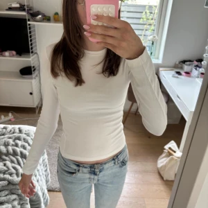 Vit långärmad topp - Säljer en vit långärmad topp med tight passform. Superfin och ALDRIG använd💕 finns inte att köpa längre🥰