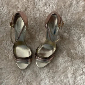 Klackar - Snygga pumps i metallic guld och rosé från Charles & Keith i NYC. Aldrig använda! Säljer pga stor storlek. Sjukt bekväma!! Perfekt för den som gillar SATC serien!