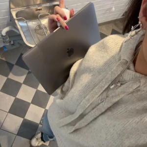 Stickad hoodie - Säljer min stickade hoodie som inte kommer till användning längre! Skriv för ev. frågor!🌸🦋