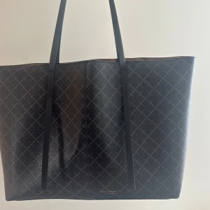 ByMaleneBirger väska svartgrå  - Säljer min väska från By Malene Birger som jag köpte på raglady arkaden i Göteborg för 1 år sen. Jättefint skick på utsidan, några små fläckar på insidan i botten på väskan men går säkert att få bort med medel. Kan mötas upp i Stockholm eller skicka väskan🫶🏼 köpt för 2800kr