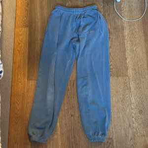 Mjukisbyxor - Mjukisbyxor från iets frans (urban outfitters) köptes för ca 700kr men säljer billigt pga mindre hål och fläckar.