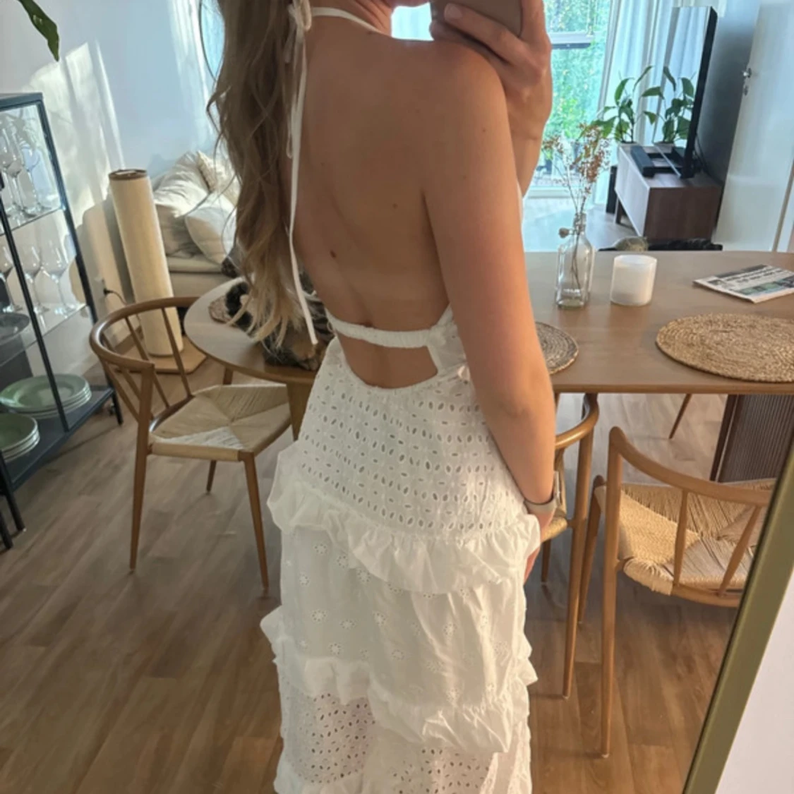 Vit långklänning med spets och volanger - 2