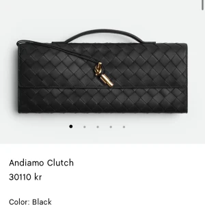 Svart Andiamo Clutch från Bottega Veneta - Snygg svart Andiamo Clutch från Bottega Veneta med klassiskt flätat mönster i skinn. Väskan har en stilren rektangulär form, ett handtag upptill och en dekorativ guldfärgad detalj på snöret. Perfekt för dig som gillar lyxiga accessoarer med unik design.