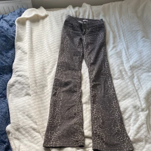 Nelly leopard jeans - Snygga bootcut jeans från Nelly med leopardmönster i bruna och beige toner. Byxorna har låg midja och snygga detaljer.