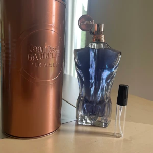Jean Paul Gaultier le male essance de parfum, 5ml - Jean Paul Gaultier Le Male Essence de parfum är en orientalisk och träig herrdoft som kombinerar klassiska inslag som lavendel med en ny twist av kardemumma, läder och vanilj. Det är en väldigt unik och mjuk doft, perfekt för kvällar eller kallare årstider. Parfymen är limited edition och såldes på eBay för 3120kr🤯därför kan SignatureScents ge dig de fantastiska priserna på denna underbar doft: [2ml för 45kr] [5ml för 90kr] [10ml för 160kr] [30ml för 510]