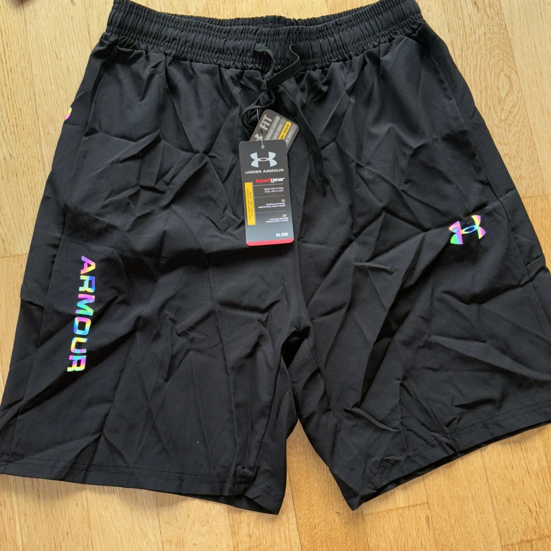 Svart Under Armour t-shirt med färgglada detaljer - 2