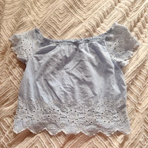 Blå offshoulder blus - jätte fin blus perfekt t tjejmiddag och till vardags 