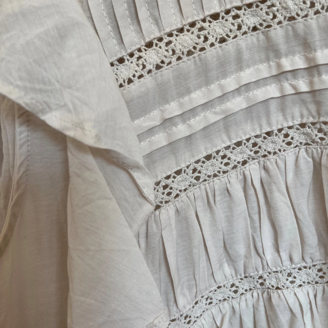 Beige blus med volanger från Holly & Whyte - 1