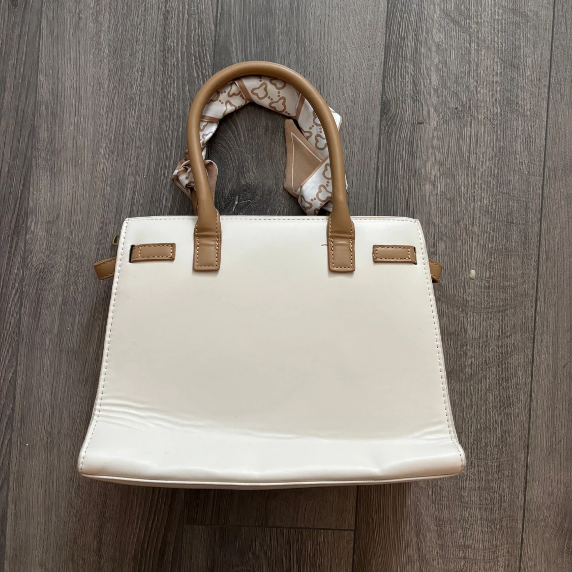 Vit handväska med croco-mönster - 1