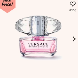 Versace Bright Crystal parfym 50ml - Versace Bright Crystal är en lyxig parfym i en elegant glasflaska med diamantformad kork. Doften är fräsch och feminin, och flaskan har en snygg rosa nyans. Kommer i originalkartong med matchande rosa design. Perfekt för dig som gillar exklusiva dofter. Helt ny!