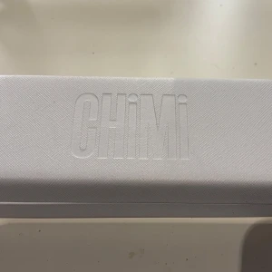 Chimi #004 Aqua blå solglasögon - Säljer ett par Chimi #004 solglasögon i färgen Aqua. De har en transparent blå ram i fyrkantig form och matchande blåtonade linser. Ramen är i syntetmaterial och modellen är riktigt trendig och cool för dig som vill sticka ut. Modellen går inte längre att köpa på hemsidan. Något repiga men fortfarande bra skick
