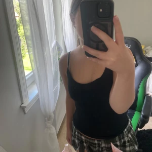 Svart linnetopp från lager 157 - Svart, enkel och tight linnetopp från lager 157❤️