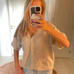 beige kofta cubus - skriv för fler bilder!!🥰🥰🥰 storlek s 
