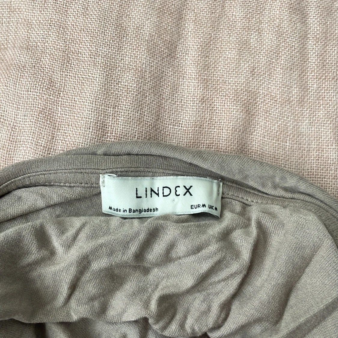 Beige croppad t-shirt från Lindex - 1