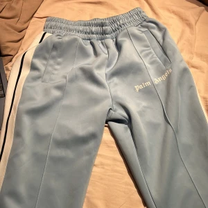 Palm angels byxor - Säljer nu mina palm angels byxor för de är för långa väldigt fin färg, säljer de för ett bra pris! Hör av er för fler bilder eller andra funderingar! Pris går att diskutera vid snabb affär!!