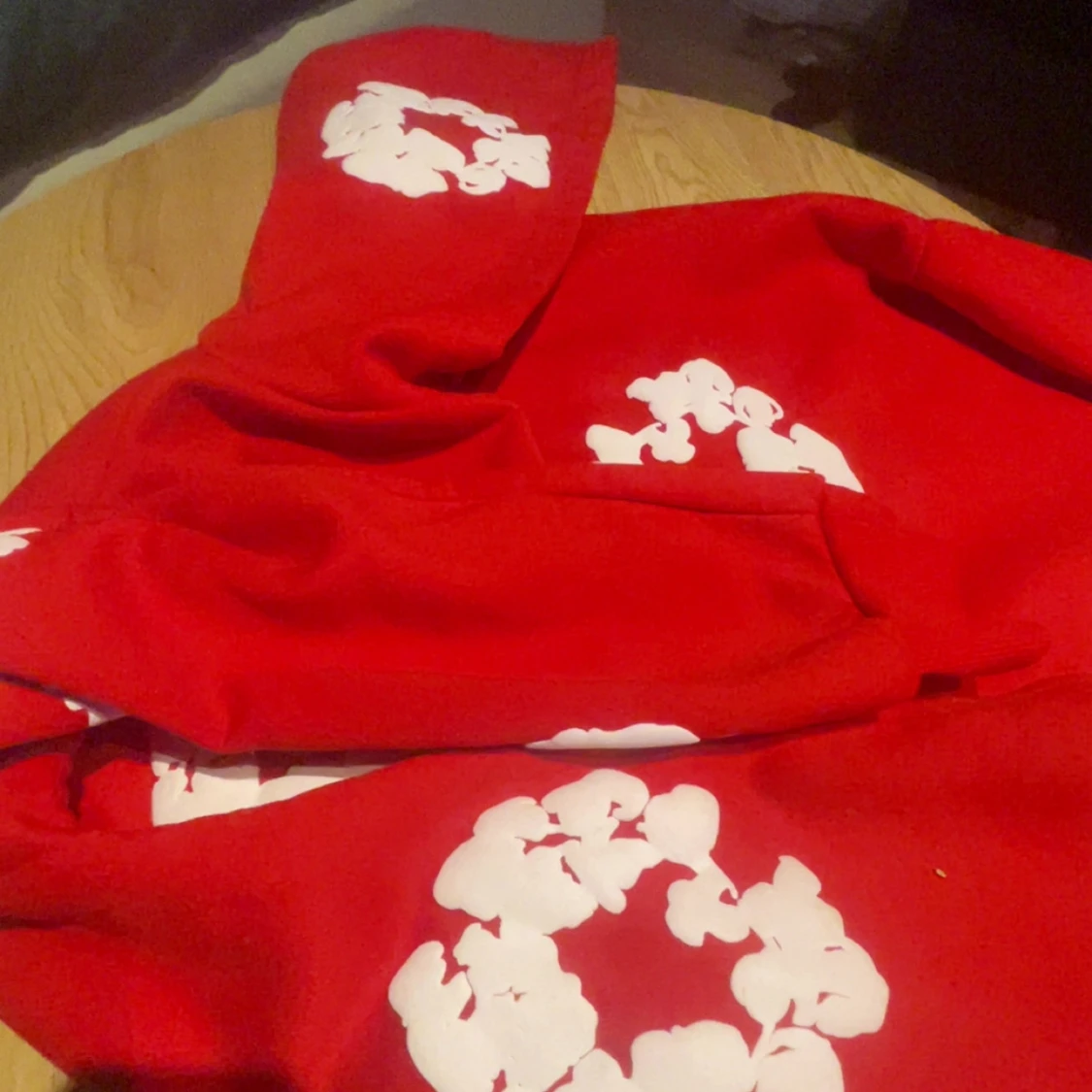 Röd hoodie från Denim Tears  - 4