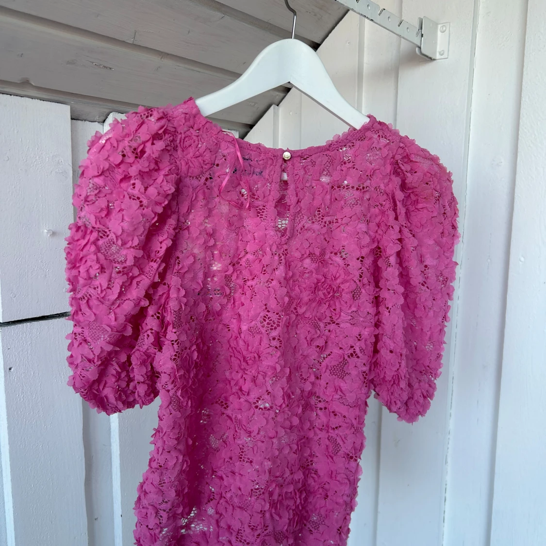Rosa blommig blus med puffärm XS - 1