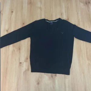 Mörkblå v-ringad tröja från GANT - Snygg mörkblå v-ringad tröja från GANT i premium bomull | Nypris 500kr+ | 
