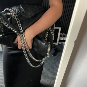 Svart tiamo väska - Köp via instabox!! Snygg tiamo väska, perfekt till skola eller jobb