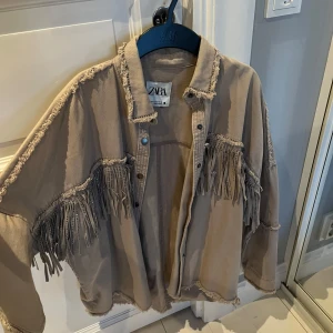 Beige zara jacka - Snygg zara jacka med fina detaljer! Det står att den är XS men passar även en S eller M