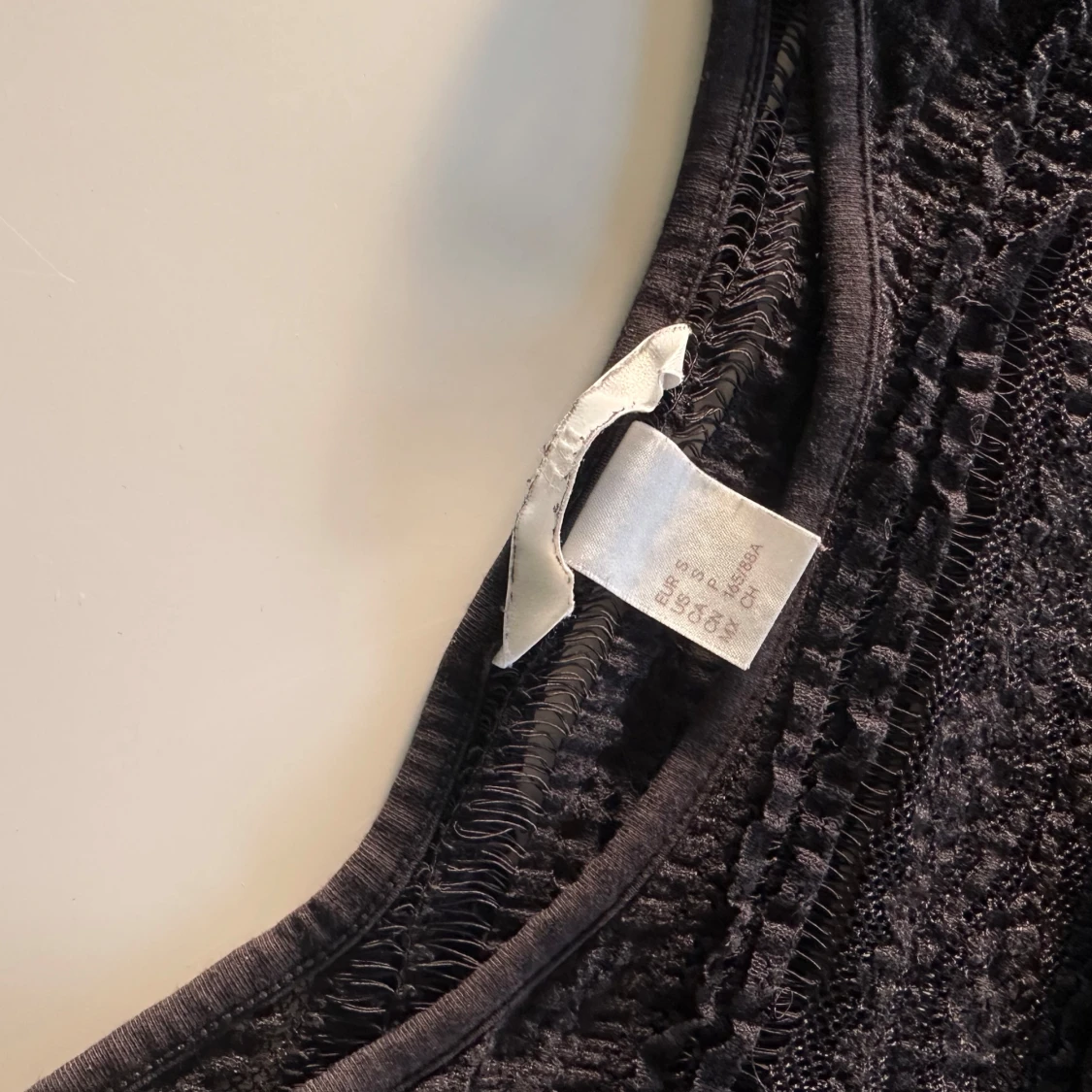 Svart topp med spetsdetaljer  - 3