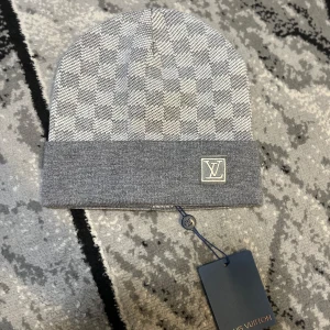 Grå rutig mössa - Skriv för fler bilder.