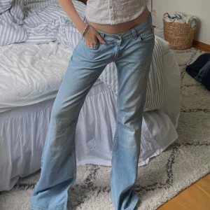 Utsvängda lågmidjade jeans Levi’s - Snygga utsvängda lågmidjade jeans från levi’s i finfint skick 🩵
