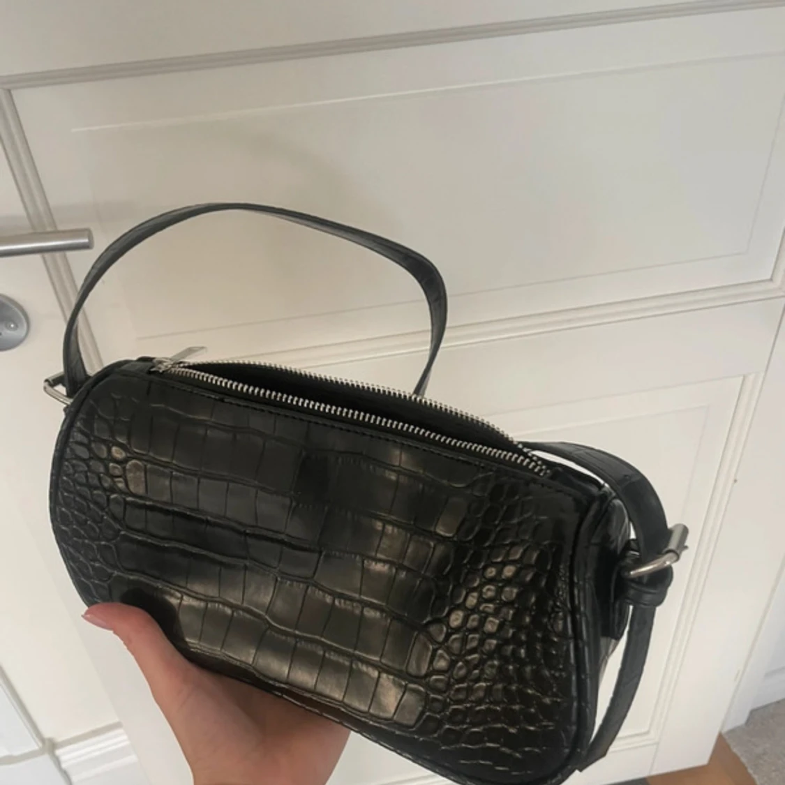 Svart axelväska i croco-imitation - 1