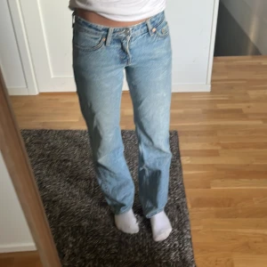 Blå raka jeans från Weekday 23/30 - Säljer ett par klassiska blå jeans från Weekday i modellen 23/30. Jeansen har rak passform, normal midja 