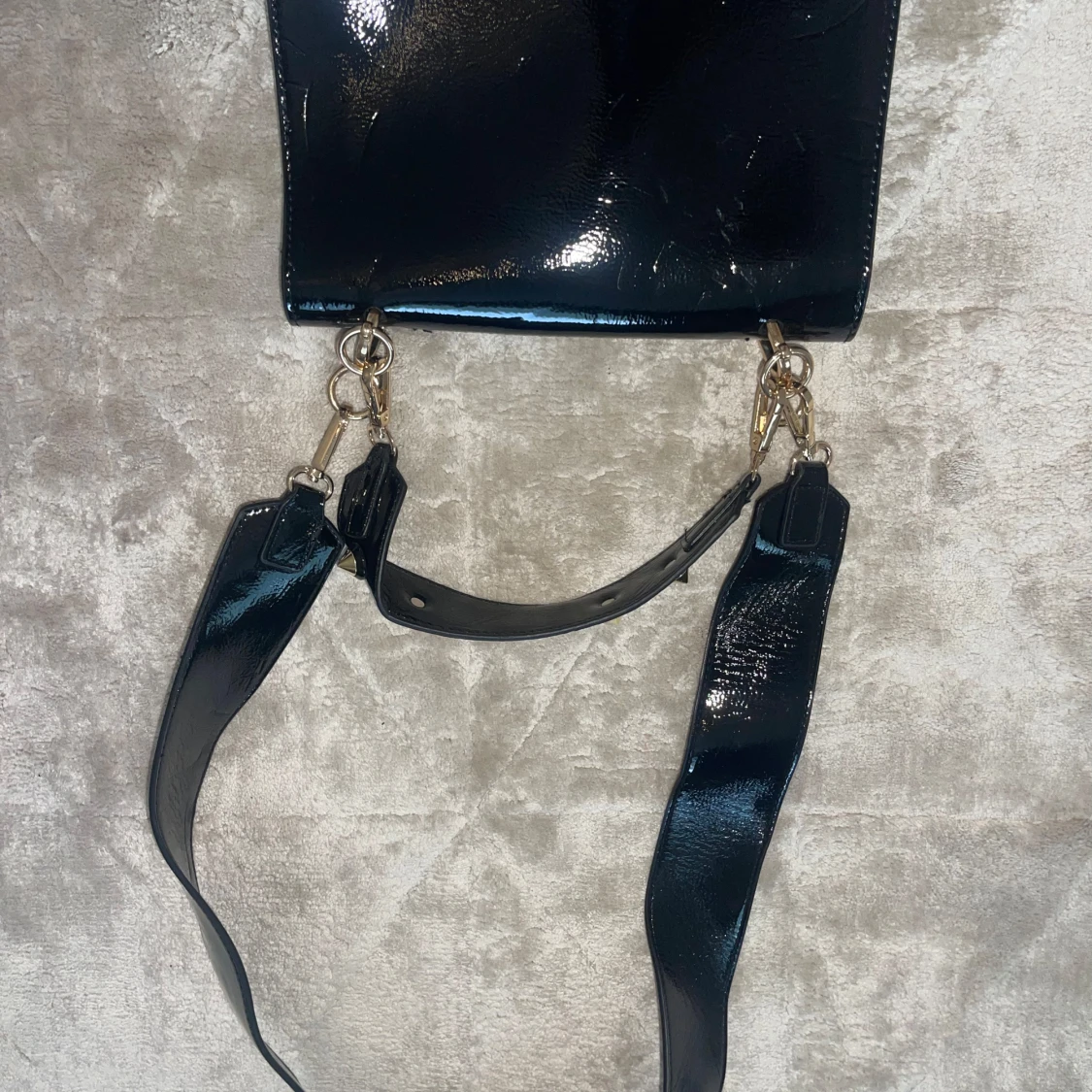 Svart axelväska med bred rem