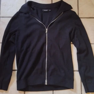 Svart fullzip - Svart Fullzip från Matinique i storleken M. Använd endast ett fåtal gånger!