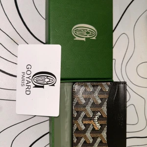Plånbok - En snygg och strilen plånbok från Hm. Kommer med en ”box” och certifikat. Bara höra av sig för mer information/ bilder😇