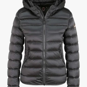 Svart dunjacka från Colmar med huva - Säljer en svart dunjacka från Colmar med huva och dragkedja framtill. Jackan har en quiltad design och Colmar-logga på ärmen. Perfekt för kalla dagar och riktigt snygg passform. Stilsäker och enkel att matcha med allt. Hjälper en kompis me att sälja denna snygga colmar jackan 