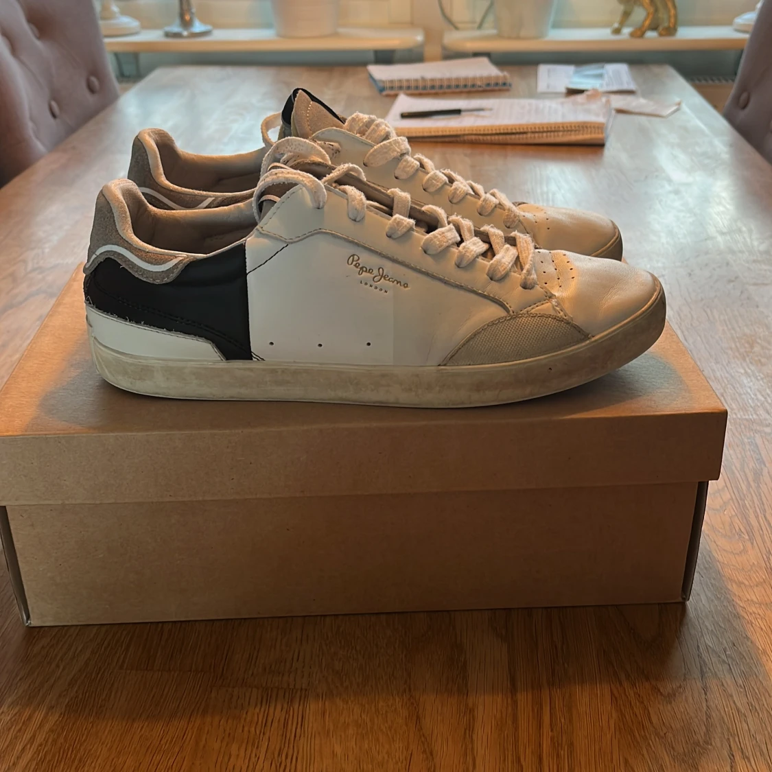 Vita och svarta sneakers från Pepe Jeans - 1