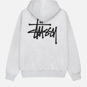 SÖKER!!!! - Skriv gärna till mig ifall ni säljer en sådan hoodie från Stussy, så kan vi diskutera pris 🥰.