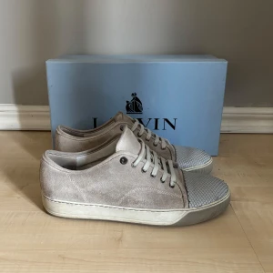 Lanvin uk 9 - Tjena säljer dessa lanvins då de inte kommer till användning, en shysst design som inte alla använder med denna rutiga captoe. Väldigt fint skick 8,5/10 och Uk 9 vilket motsvarar 43-44! (Endast skor ingår vid köp)                                                              Hör av dig vid eventuella frågor