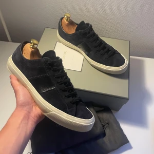 Tom Ford skor  - Säljer dessa otroligt snygga och eftertraktade sneakers från Tom Ford! Skick 9/10 använda fåtal gånger. Storlek US 11 ~ 44 eu. Kommer med box och två dustbags. Nypris: ca 8000 kr. Finns det frågor skriv! 