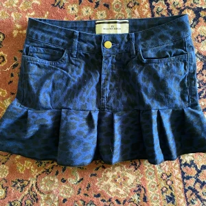 Mini volang kjol från by Malene Birger - As cool mini kjol med volang!🌟