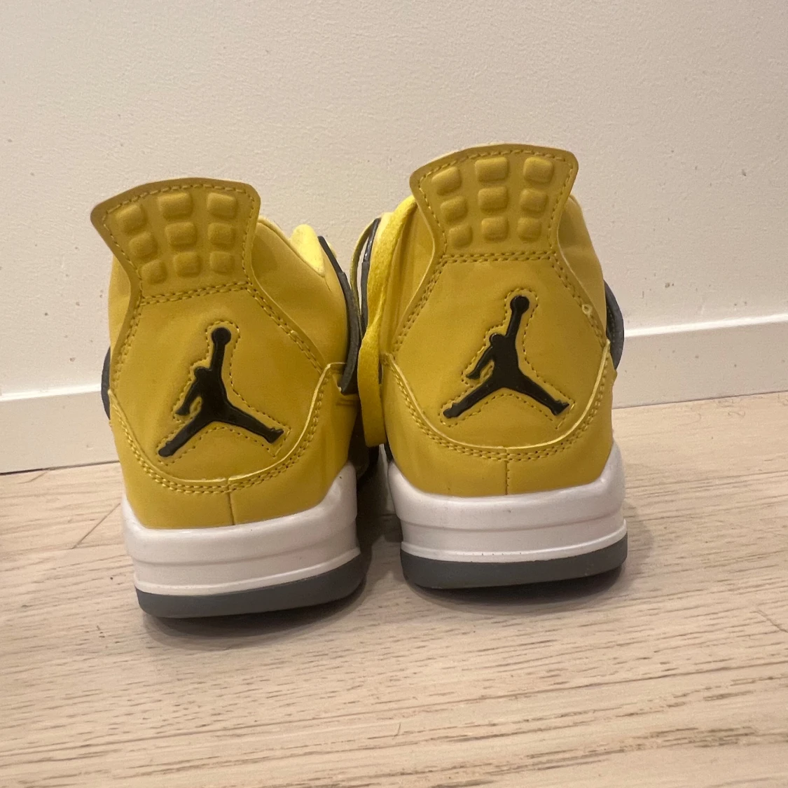Nike Air Jordan 4 Retro gul/svart - 1