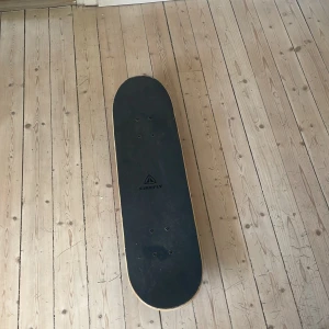Skateboard  - Bilderna visar en skateboard av märket Firefly, med färgglad design och blå hjul. .