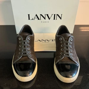 Lanvin Skor - Feta Lanvin skor i brun | UK 9 som motsvarar ca 43-44 | Dem är i ett väldigt bra skick med få tecken av användning | Lanvin-box, dustbag följer med | Tveka inte att kontakta oss vid minsta fundering!