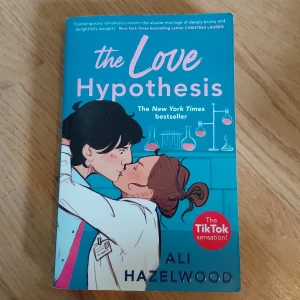 The love hypothesis bok - Av Ali Hazelwood, bra skick då den mest suttit i bokhyllan