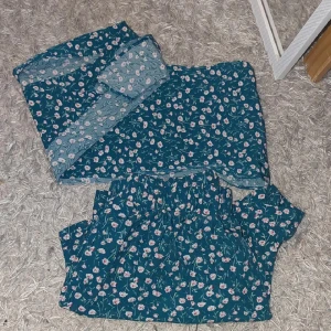 Shorts + knyttopp - Supersött grönt set med små vita och rosa blommor. Setet funkar som en jättebra cover up och även för sommarens alla tillfällen. Lätt och luftig känsla.