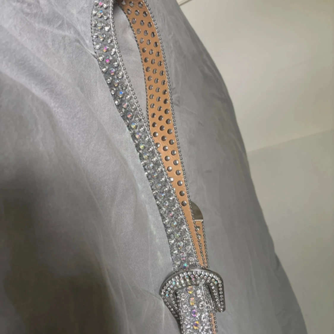 Glittrigt silverbälte med strass