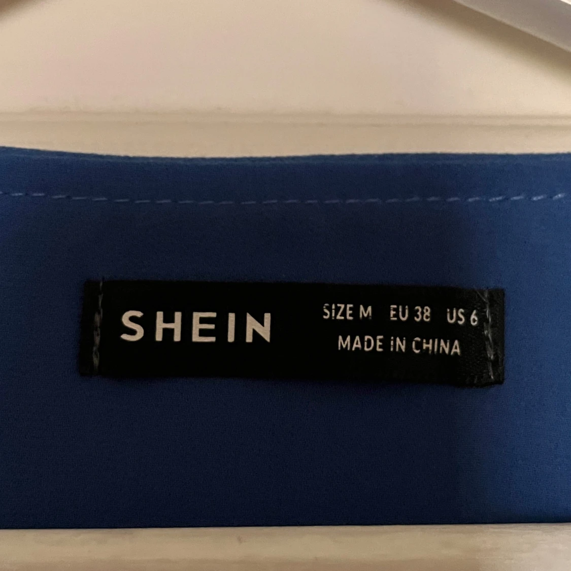 Söt blå blus med volanger - 4