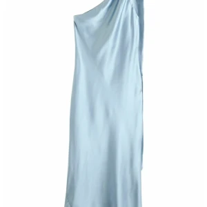 Dimblå satinklänning  - Elegant  satinklänning enaxlad med sjal över axeln. Använd en gång i mycket fint skick endast några slitningar på sjalen som inte syns när man slänger över den på axeln och några få slitningar på klänningen som inte är så märkvärdiga. Behöver endast ångstrykas. Sjalen är avtagbar. 