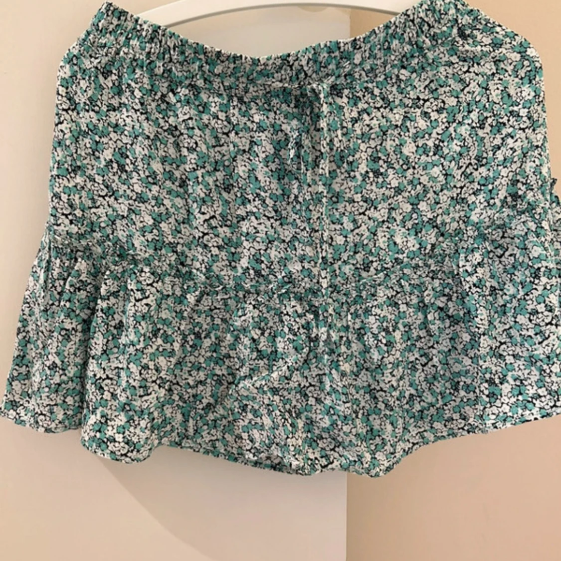 Blommig kortkjol med volang och knyt