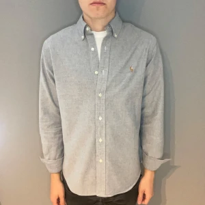 Polo Ralph Lauren skjorta  - Polo Ralph Lauren skjorta | storlek m | skick 10/10 | fraktar via PostNord eller Instabox på köparens bekostnad | hör av dig vid funderingar 